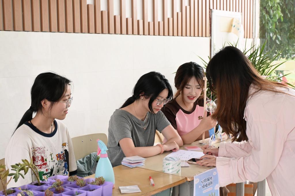 公司举办“心铃解忧，绿植焕新”心理健康月活动